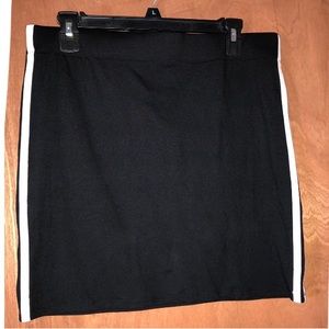 A size large black and white mini skirt